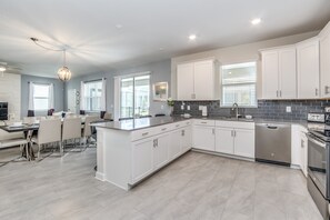 Fridge, microwave, oven, stovetop - Last Minute Disney! Private Pool, Hot Tub, Game Room & Themed Bedrooms. Book Now! #30570 (Orlando)