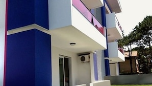 Un edificio moderno con tejado plano, ventanas grandes y fachada uniforme.