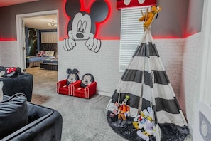 9 bedrooms, iron/ironing board, WiFi, bed sheets - Last Minute Disney! Private Pool, Hot Tub, Game Room & Themed Bedrooms. Book Now! #32538 (Orlando)