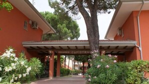 Ein Gebäudeeingang mit einem Schild, auf dem 'Villa Capistrano' steht.