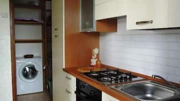 Refrigerador, horno, cafetera y tetera y utensilios de cocina