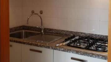 Kühlschrank, Wasserkocher mit Kaffee-/Teezubehör