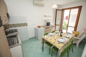 Refrigerador, parrilla de estufa, cafetera y tetera y periquera 