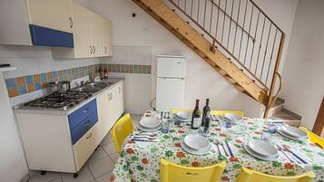 Kühlschrank, Herdplatte, Wasserkocher mit Kaffee-/Teezubehör, Hochstuhl