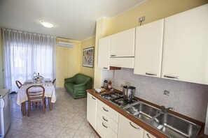 Fridge, stovetop, coffee/tea maker, highchair