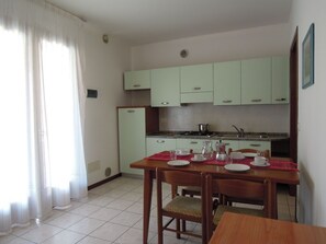 Kühlschrank, Mikrowelle, Herdplatte, Kochgeschirr/Geschirr/Besteck