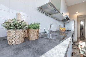 Frigorifero, microonde, forno, piano cottura