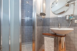 Doccia, vasca idromassaggio, asciugacapelli, bidet