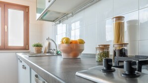 Coffee/tea maker, fridge, microwave, oven - Italian Experience - AltoMare Apartment (Porto Sant'elpidio)