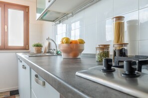 Frigorifero, microonde, forno, piano cottura