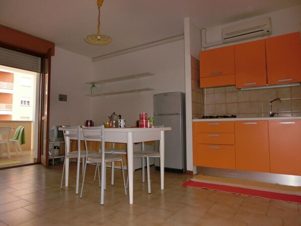 Kjøleskap, kaffetrakter/tekoker, høy barnestol og kjøkkenutstyr