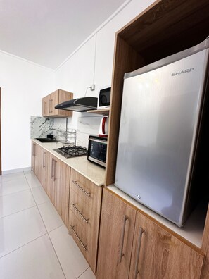 Réfrigérateur, micro-ondes, four, plaque de cuisson