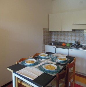Refrigerador, cafetera y tetera, periquera y utensilios de cocina