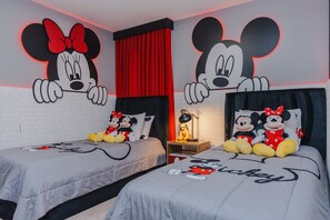 8 bedrooms, iron/ironing board, WiFi, bed sheets - Last Minute Disney! Private Pool, Hot Tub, Game Room & Themed Bedrooms. Book Now! #55527 (Orlando)