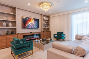 Smart TV, table football - Last Minute Disney! Private Pool, Hot Tub, Game Room & Themed Bedrooms. Book Now! #55527 (Orlando)