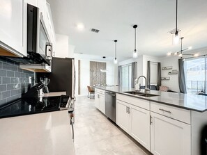 Fridge, microwave, oven, stovetop - Last Minute Disney Getaway! Townhouse with Private Pool. Book Now! #87961 (Orlando)