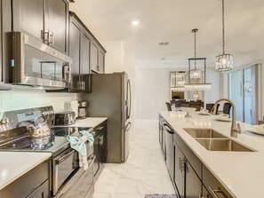 冷蔵庫、電子レンジ、オーブン、コンロ