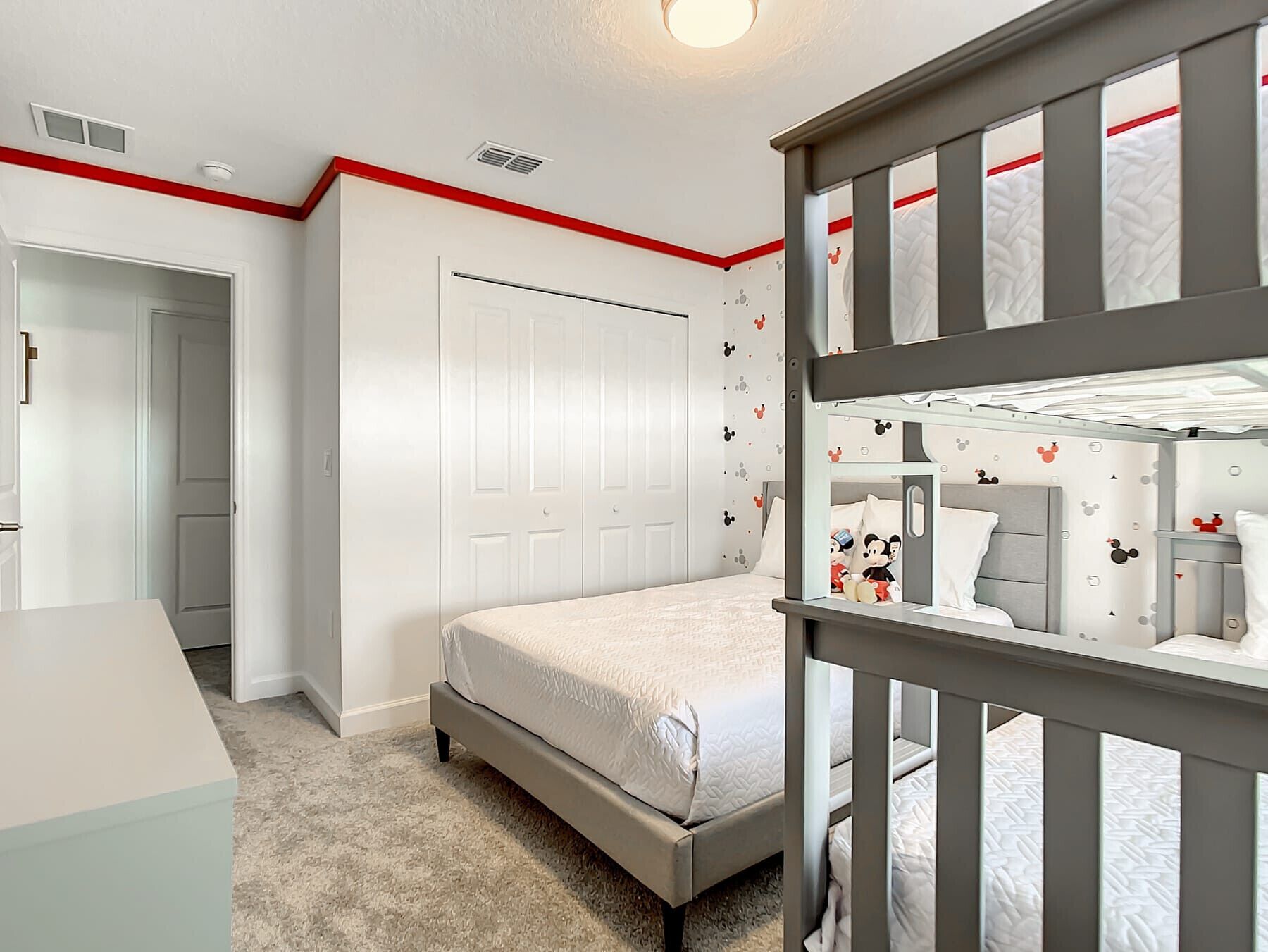 Une chambre à coucher avec un lit, une armoire et un berceau.