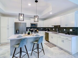 Kjøleskap, mikrobølgeovn, ovn og kokeplater