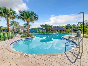 Een verwarmd zwembad