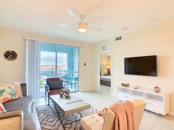 Smart TV - Last Minute Disney Getaway! Luxury Condo with Private Balcony. Book Now! #88017 (Orlando)