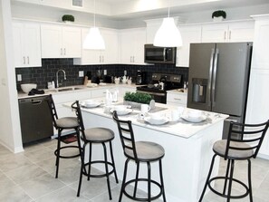 冷蔵庫、電子レンジ、オーブン、コンロ