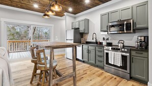 Coffee/tea maker, fridge, microwave, oven - The Calf Killer Cottage (White County)