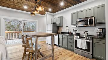 Geladeira, micro-ondas, fogão, cooktop