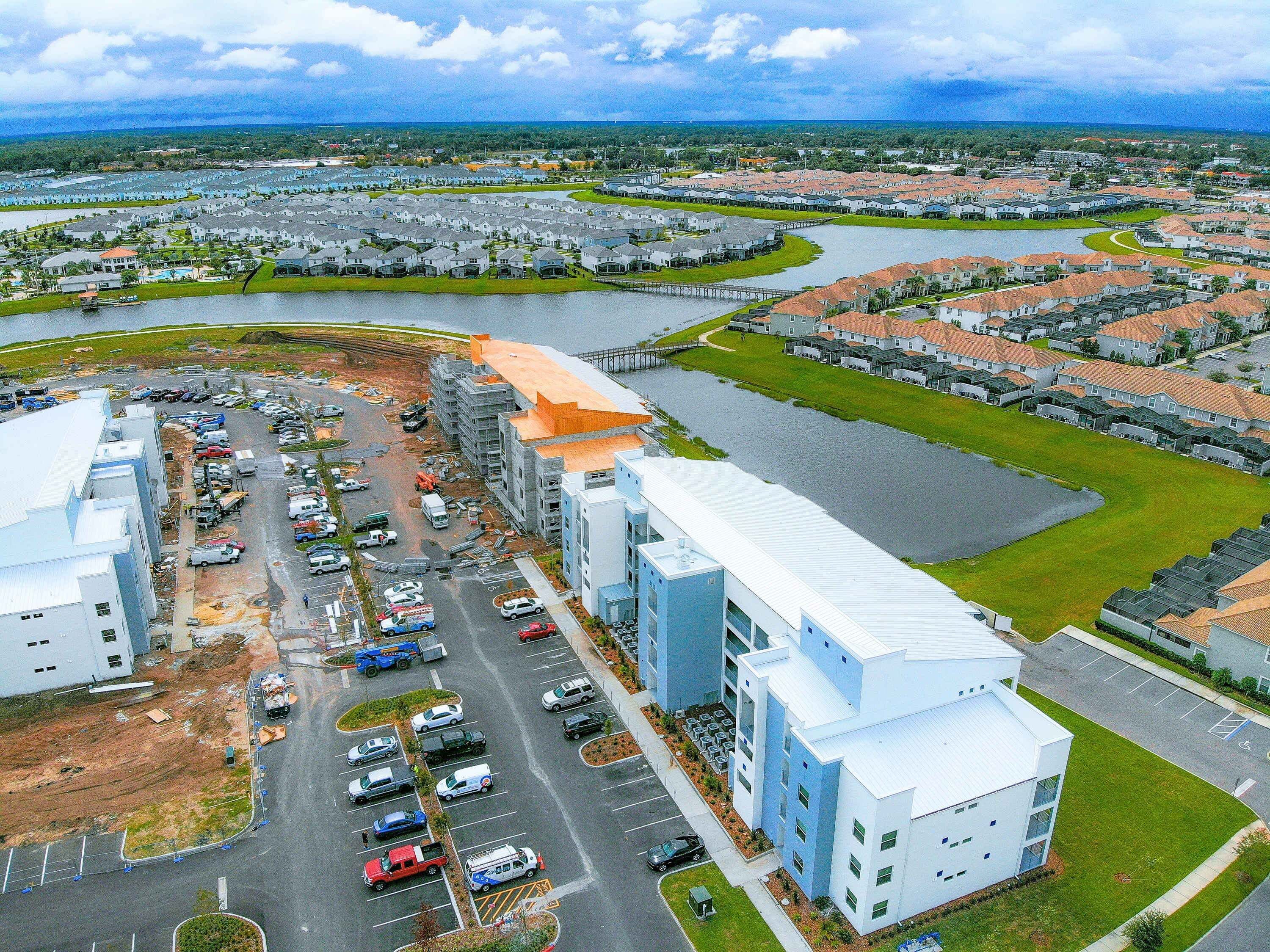 Una extensa zona industrial con varios edificios, un estacionamiento y un río.