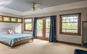 6 bedrooms, desk, iron/ironing board, travel crib