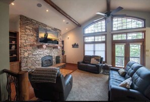 Smart-tv, een open haard, een dvd-speler en een kantoor