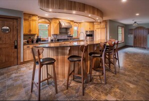 Kylskåp, mikrovågsugn, ugn och spishäll