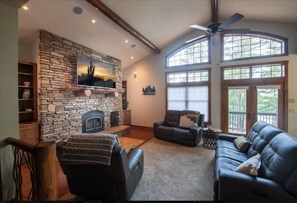 Smart-tv, eldstad, tv-spel och en stereo