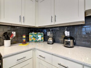 Køleskab, mikrobølgeovn, ovn, kogeplade