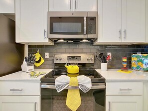 Fridge, microwave, oven, stovetop - Last Minute Disney Getaway! Luxury Condo with Private Balcony. Book Now! #88043 (Orlando)