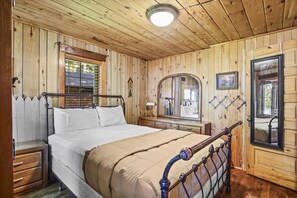 2 bedrooms, desk, iron/ironing board, travel cot - The Guest Cabin Holiday Home (Three Lakes)