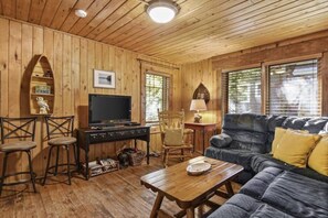 TV - The Guest Cabin Holiday Home (Three Lakes)