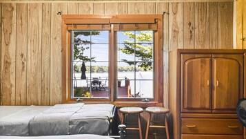 2 makuuhuonetta, työpöytä, silitysrauta/-lauta, vauvan matkasänky