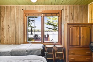 2 間睡房、書桌、熨斗/熨衫板、可攜式嬰兒床