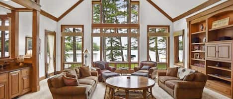 TV connectée, cheminée, jeux vidéo, baby-foot