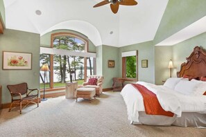 6 soverom, skrivebord, strykejern/-brett og reiseseng for barn