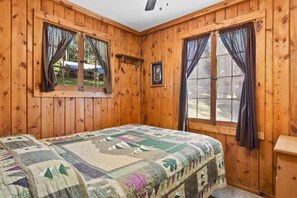 2 makuuhuonetta, työpöytä, vauvan matkasänky, ilmainen Wi-Fi