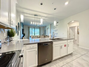 Kylskåp, mikrovågsugn, ugn och spishäll