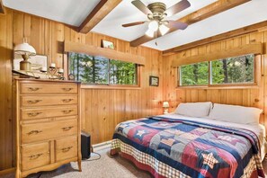 2 Schlafzimmer, Schreibtisch, Bügeleisen/Bügelbrett, Reisekinderbett