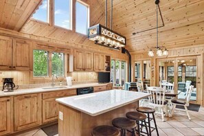 Fridge, microwave, oven, stovetop - Big St Lodge on Big St Germain Lake (Saint Germain)