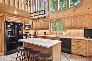 Fridge, microwave, oven, stovetop - Big St Lodge on Big St Germain Lake (Saint Germain)