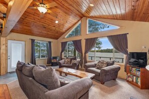 Smart TV - Chain Lake Retreat Holiday Home (Sugar Camp)