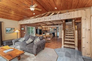 Smart TV - Chain Lake Retreat Holiday Home (Sugar Camp)