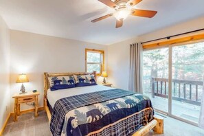 4 soverom, skrivebord, strykejern/-brett og reiseseng for barn