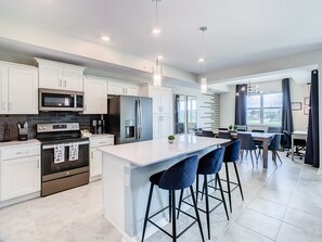 冷蔵庫、電子レンジ、オーブン、コンロ